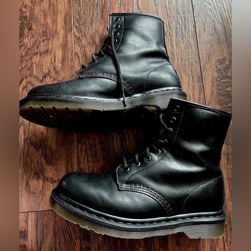 Doc Martens “For Life” classic boots - excellent condition!